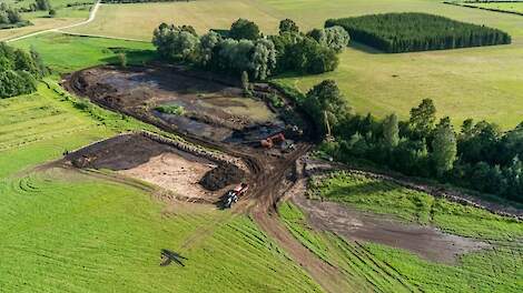 Verwijdering van het vervuilde slib uit het Mustijärv meer in 2016.