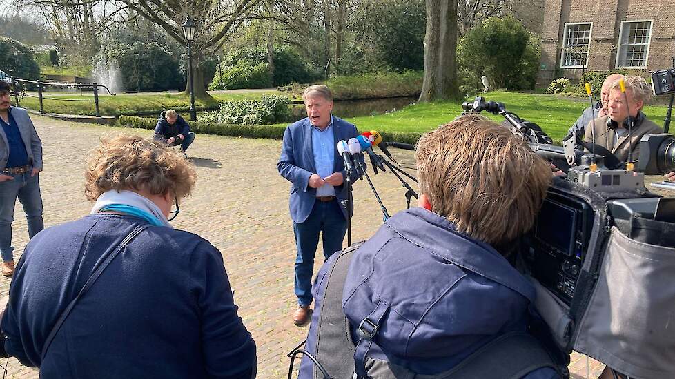 LTO-voorzitter Sjaak van der Tak staat de pers te woord na het tweedaagse overleg in Hierden.