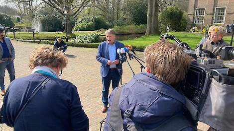 LTO-voorzitter Sjaak van der Tak staat de pers te woord na het tweedaagse overleg in Hierden.