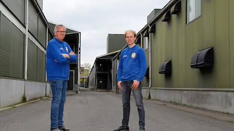 Piet en zijn zoon Pieter Wiltenburg tussen de stallen op hun opfok- en leghennenbedrijf in Hekendorp. „Het bedrijf is ook qua omvang helemaal klaar voor de toekomst”, zegt Piet.