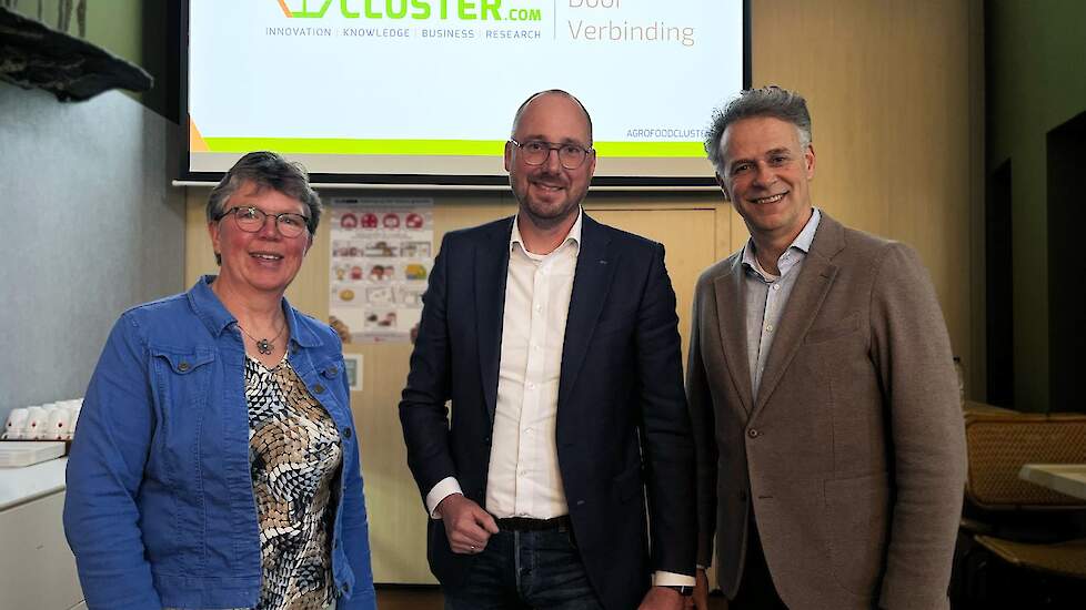 Van links naar rechts Tineke de Vries van Potato Valley, managing director Cor van Veldhuijsen van Agrofoodcluster en Rob Donker, Rob Donker, voorzitter van Agrofoodcluster.