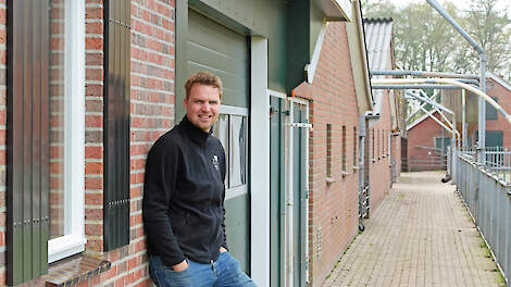 Marcel Höfkes houdt in de buurtschap Kotten bij Winterswijk (GD) 1.400 vermeerderingszeugen en 9.200 speenbiggen op drie locaties.
