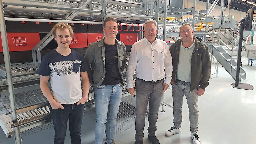 Van links naar rechts: Stijn Rovers, Tim Delisse, Peter Sichien, hoofd verkoop bij VDL en Paul Delisse van P&P Agrotechniek.