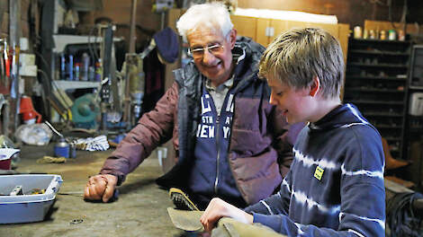 Hans Brooshooft is met 82 jaar nog steeds actief op het akkerbouwbedrijf, dat hij runt samen met zijn vrouw en twee zonen. Kleinzoon Floris helpt ook graag mee.