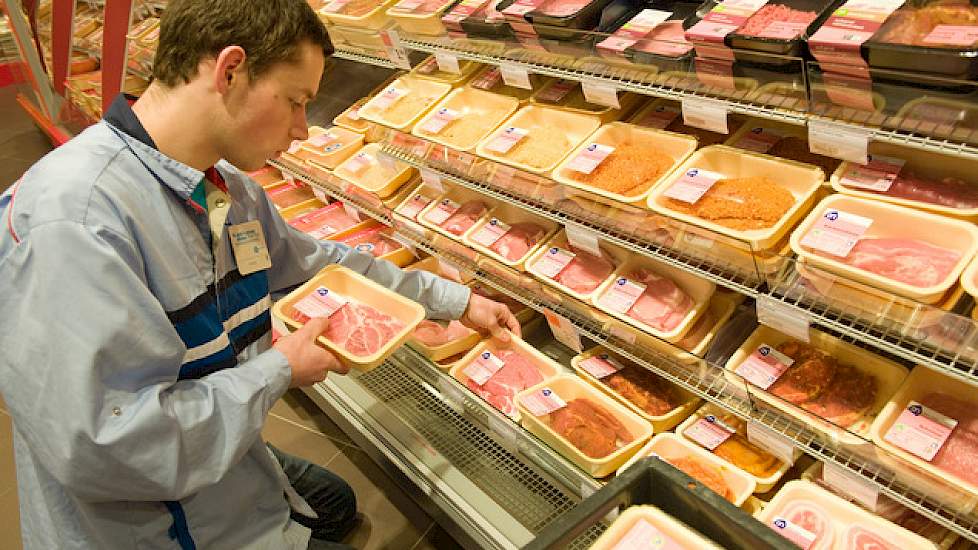 Albert Heijn haalt vanaf volgend jaar al het varkensvlees van de gangbare varkenshouderij uit de schappen.