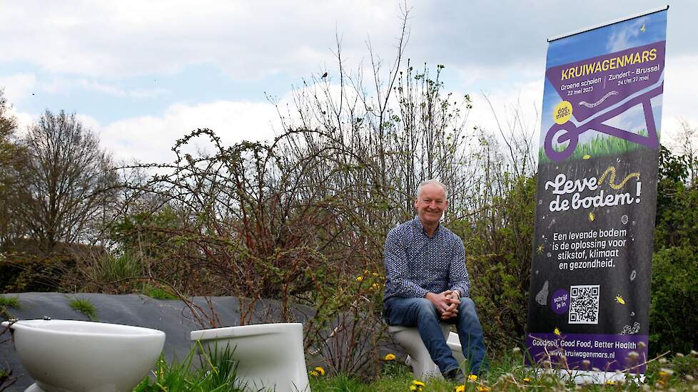 Theo Mulder is een bevlogen missionaris. Vasthoudend en ludiek als het kan, wijst hij op de samenhang tussen de bodem als hét fundament, plant, dier en mens.