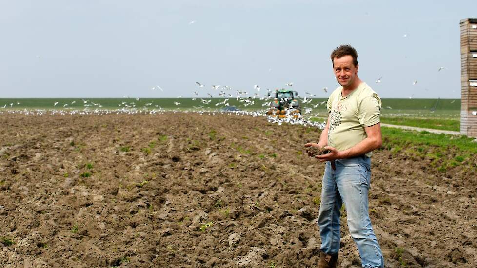 Een bodemcursus georganiseerd door Theo Mulder betekende de ommekeer voor Jelle Seerp Jukema. Hij stopte acuut met de inzet van kunstmest en bestrijdingsmiddelen en redeneert sindsdien puur vanuit de bodem.