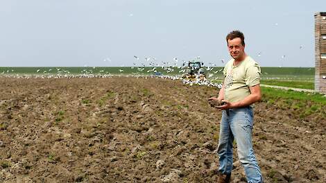 Een bodemcursus georganiseerd door Theo Mulder betekende de ommekeer voor Jelle Seerp Jukema. Hij stopte acuut met de inzet van kunstmest en bestrijdingsmiddelen en redeneert sindsdien puur vanuit de bodem.