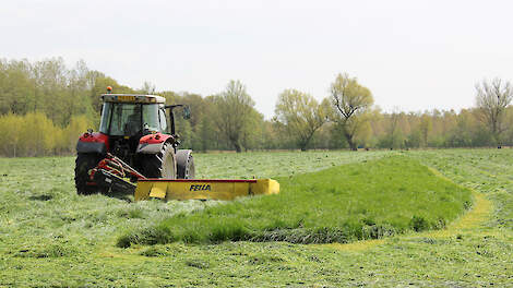 Loonwerkbedrijf Lohman is bezig gras te maaien voor maatschap Evers-Hunland nabij Velswijk. Het gaat ‘prachtig mooi’, volgens chauffeur Jeroen.