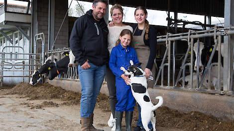 Bart Lubbers, zijn vrouw Sabine, dochters Fenna (rechts) en Lisa en hond Puk. „We melken 180 koeien. Groter hoeft voor ons niet.”