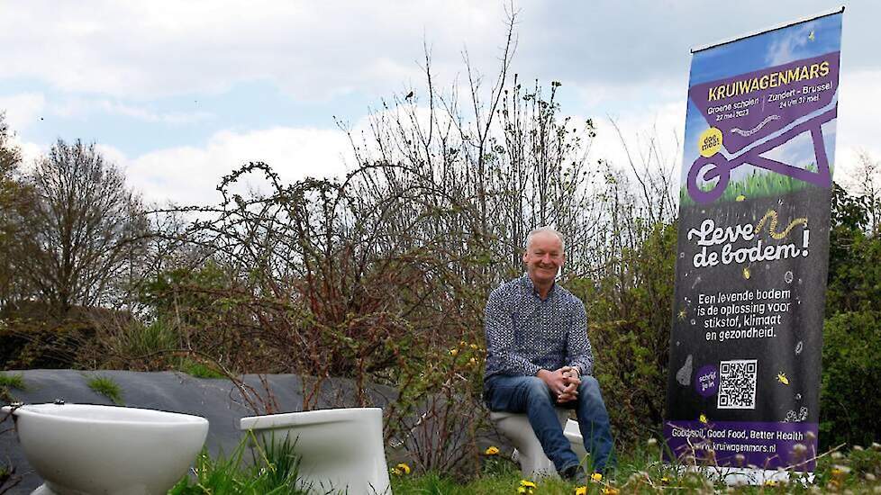 Theo Mulder is een bevlogen missionaris. Vasthoudend en ludiek als het kan, wijst hij op de samenhang tussen de bodem als hét fundament, plant, dier en mens.