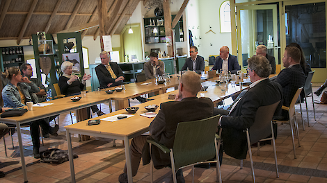 Gedeputeerde Staten bracht eerder een werkbezoek aan Vilsteren om te kijken hoe boeren en anderen daar met de KPI's omgaan.