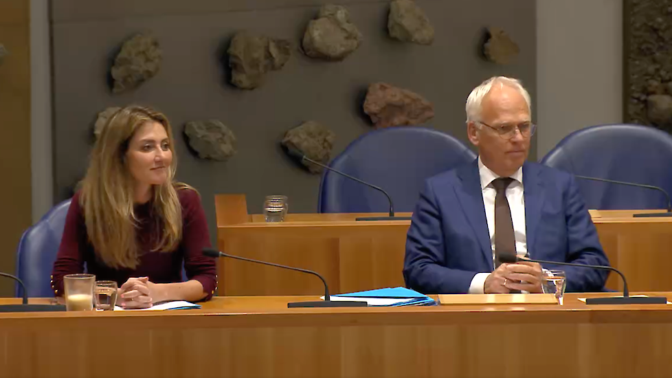 Dilan Yeşilgöz-Zegerius (minister van Justitie en Veiligheid) en Piet Adema (minister van Landbouw, Natuur- en Voedselkwaliteit) tijdens het debat over de wetswijziging.