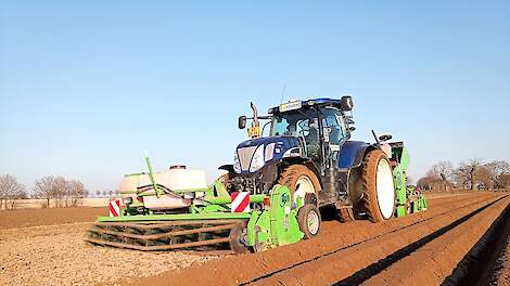 Op 14 februari kon Vaessen de eerste aardappelen planten. Drie maanden later moet hij nog circa 25 procent van het areaal poten.