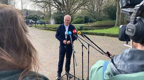 Foto ter illustratie. Landbouwminister Piet Adema staat de pers te woord na de vorige bijeenkomst over het landbouwakkoord in april.