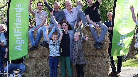 Prijswinnares Daisy van de Sande met de boeren.
