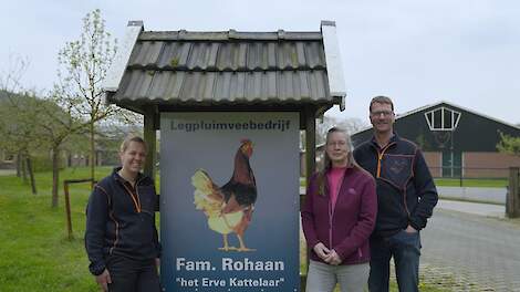 Op de foto: Medewerkster Anke Witbreuk (links) samen met Janita en Jeroen Rohaan.