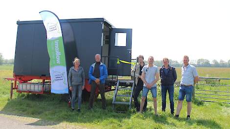 Ambassadrice Hester Klompmaker en NFW voorzitter Albert van der PLoeg met initiatiefnemers voor de natuurkijkhut.