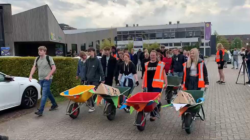 In Leeuwarden liepen tientallen scholieren van Van Hall Larenstein en Aeres aan de Jansoniusstraat naar de Dairy Campus. Ze zetten de tocht voort naar de Aeres-vestiging in Sneek. Leerlingen van de school uit Buitenpost kwamen daar vandaan om appelbomen i