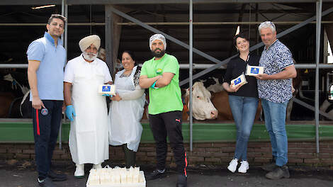 De familie Singh (links) laat trots de paneer zien die ze maken van de melk van de familie Van Soest. Paneer is een verse Indiase kaas, die zeer geschikt is als vleesvervanger.