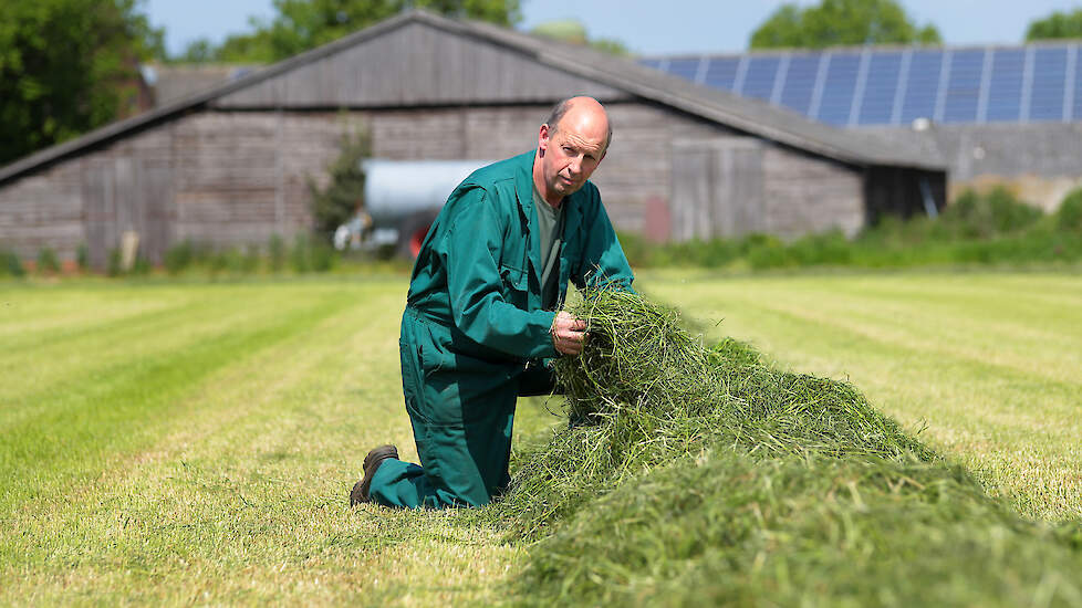 Onder begeleiding van een bodemcoach pakte Jan Schoenmakers een storende bodemlaag aan, waardoor natte plekken verdwenen en het gras weerbaarder werd tegen droogte.