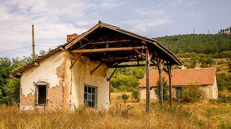 De natuur neemt het over in verlaten Bulgaars dorp.