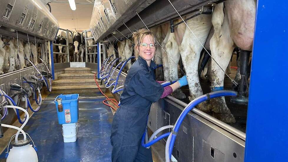 Isabelle Claassen melkt nu dagelijks de koeien in plaats van voorheen eieren rapen