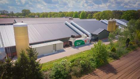 Bij de vleeskuikenouderdierenstal van Ben Beerens in Hoogeloon (NB) staan vier Eco Air Care-units die de uitstoot van stikstof en fijnstof verminderen en voor verwarming en koeling zorgen.