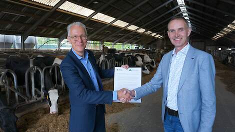 Gerard Robijn (HVHL) en Gert van Duinkerken (WUR) feliciteren elkaar met de ondertekende intentieverklaring.