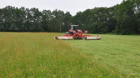 Maaien van kruidenrijk grasland.