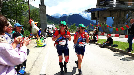 Mariëtte Meulenbroeks (links) en Jacqueline Slappi worden onthaald bij het entertainmentpunt van BIG Challenge tijdens hun tweede beklimming.