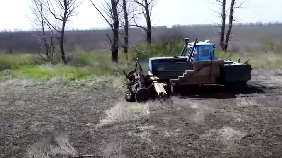 Het land mijnenvrij maken met een omgebouwde trekker.