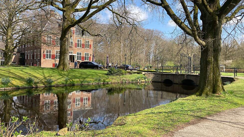 De pers verzamelt zich bij een bijeenkomst over het landbouwakkoord.