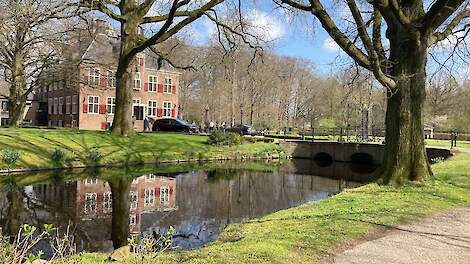 De pers verzamelt zich bij een bijeenkomst over het landbouwakkoord.