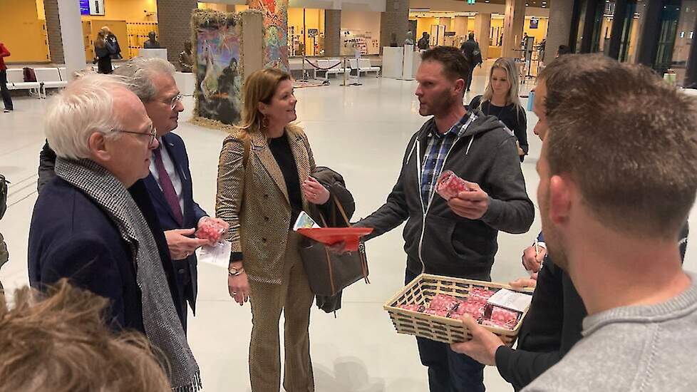 De Boeren met Perspectief boden in december nog stikstofruimte aan minister Van der Wal aan voor de verbouwing van het Binnenhof.