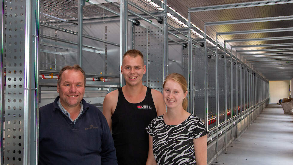 Ab, zoon Evert en schoondochter Esmée in hun nieuwe opfokstal. De komende tijd moet Evert leren werken in de stal. Vader Ab houdt sinds 2006 opfokhennen. Voor Evert is het nieuw.