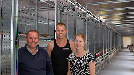 Ab, zoon Evert en schoondochter Esmée in hun nieuwe opfokstal. De komende tijd moet Evert leren werken in de stal. Vader Ab houdt sinds 2006 opfokhennen. Voor Evert is het nieuw.