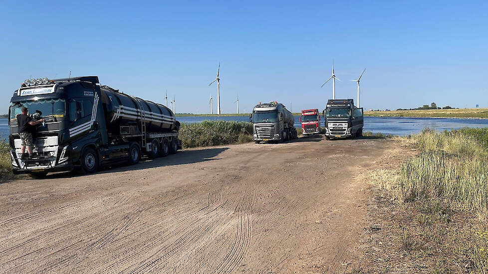 Vrachtwagens hebben al zo’n 72.000 kubieke meter water naar het eiland vervoerd.