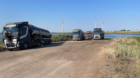 Vrachtwagens hebben al zo’n 72.000 kubieke meter water naar het eiland vervoerd.