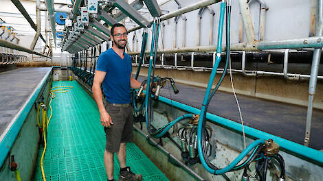 ’s Morgens molk Allart Willemsen nog in zijn 2 x 20 zij-aan-zij melkstal in de oude ligboxenstal, 12 uur later werd de installatie werkend opgeleverd in de nieuwe stal.