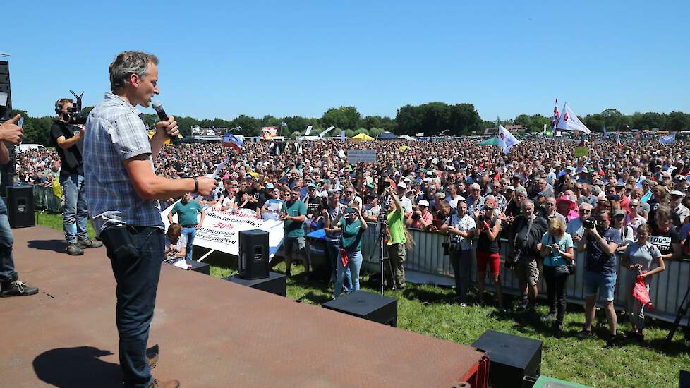 Voorman Bart Kemp van Agractie spreekte de menigte toe tijdens de boerenprotesten vorig jaar juni in Stroe.