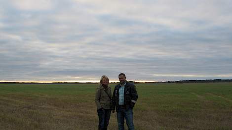 Projectontwikkelaar Eva Branta Nelleman (l) werkt samen met boerderij bedrijfsleider Armand Bracs aan de totstandkoming van grootschalige gesloten varkenshouderij op een kavel van 1.700 hectare grond.