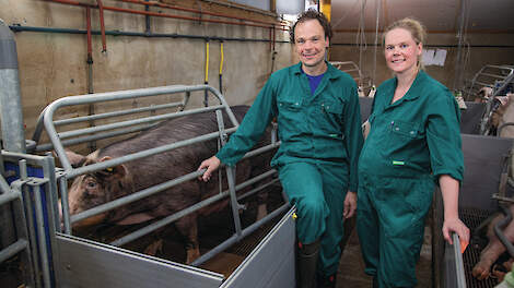 Jodie Mentink en Bart Jannink leerden elkaar kennen op een varkensbedrijf waar ze allebei werkten.