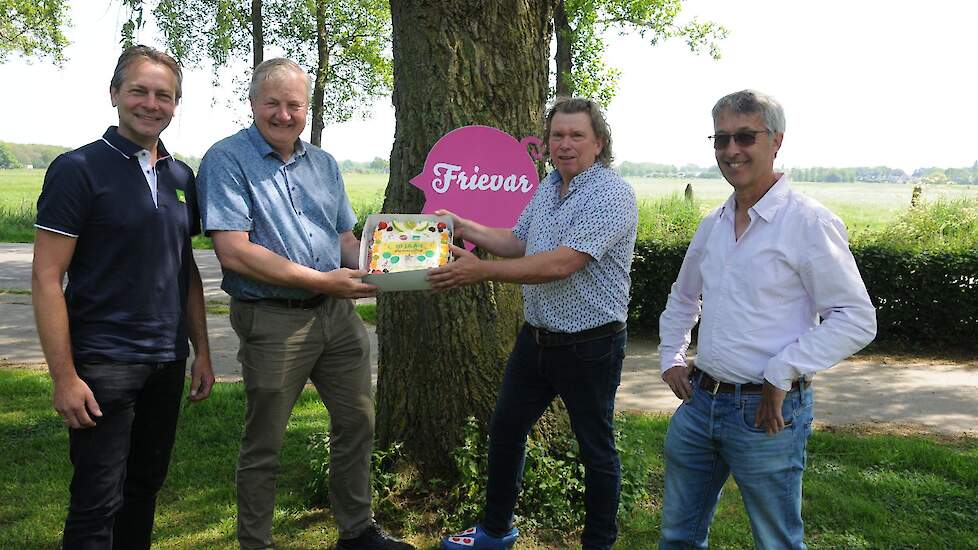 Om de tienjarige samenwerking te vieren togen product- en innovatiemanager Eelco van de Hoef en commercieel directeur Johan Schuttert (beide van AR) naar Friesland om een taart te overhandigen aan Frievar-eigenaren John Lorist en Mark van Sambeek.