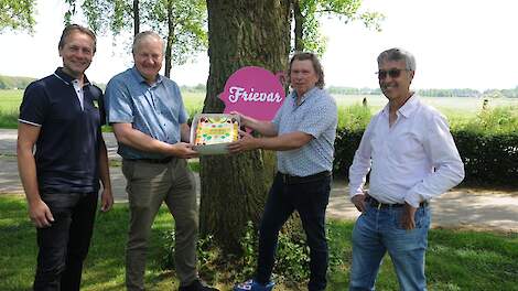 Om de tienjarige samenwerking te vieren togen product- en innovatiemanager Eelco van de Hoef en commercieel directeur Johan Schuttert (beide van AR) naar Friesland om een taart te overhandigen aan Frievar-eigenaren John Lorist en Mark van Sambeek.