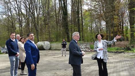 Werkbezoek gedeputeerde Ten Bolscher in het Twentse Hezingen waar het Natura 2000-gebied direct naast de boerderij begint, zo wijst boerin Nicole Scholten Linde (rechts) aan.