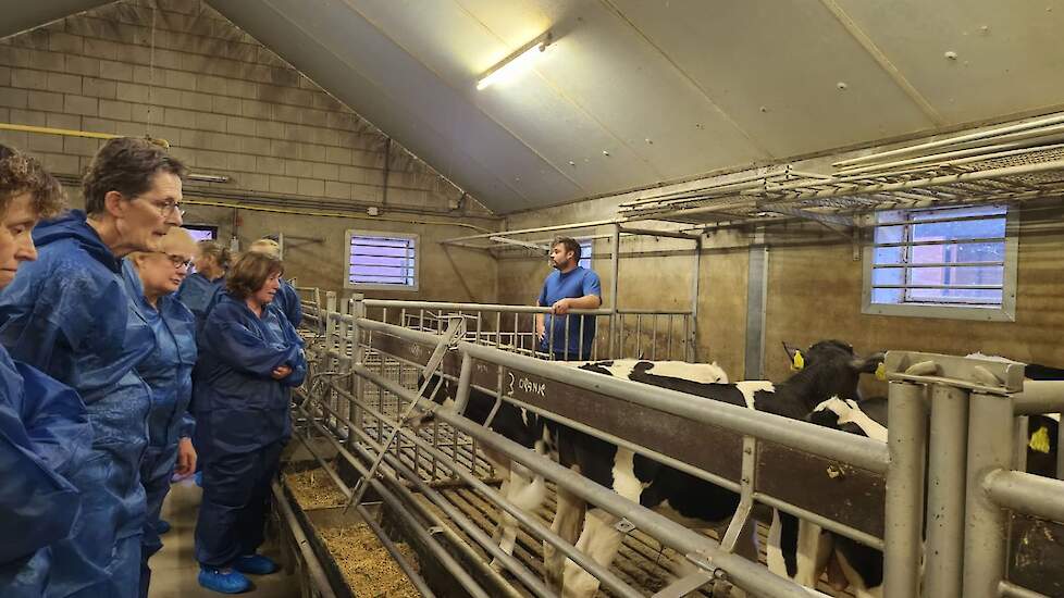Walter Rozendaal geeft de melkveehoudsters een inkijkje in de stallen.