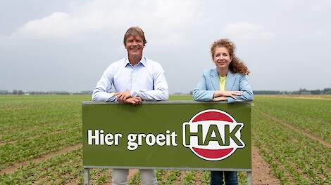 Timo Hoogeboom en zijn opvolger Nicole Freid in een biologisch bietenveld.