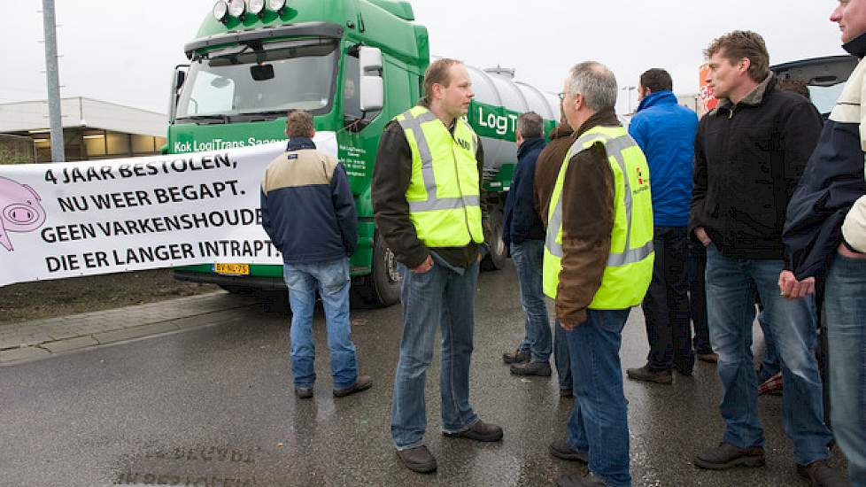 Leden van de NVV blokkeren uit protest slachterijen.