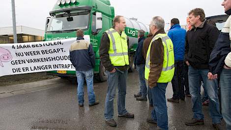 Leden van de NVV blokkeren uit protest slachterijen.